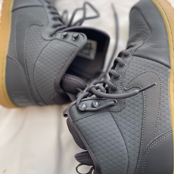 Nike - Picture 2 of 11